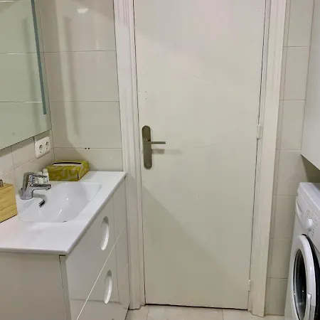 Apartment Getaway - 3 Minutes To The *